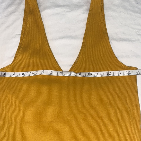 New!🌟 Express Ribbed Yellow V Tank Size Large - Picture 6 of 7